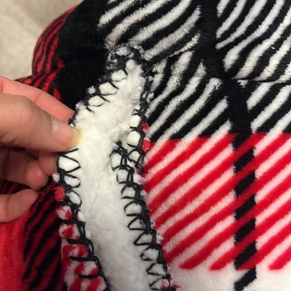 Victoria’s Secret Sherpa blanket, so cozy and soft, new - Picture 4 of 4